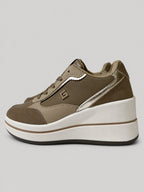 Sneakers TIA, colore sabbia, vista del lato opposto: finitura con pannelli a contrasto, suola platform.