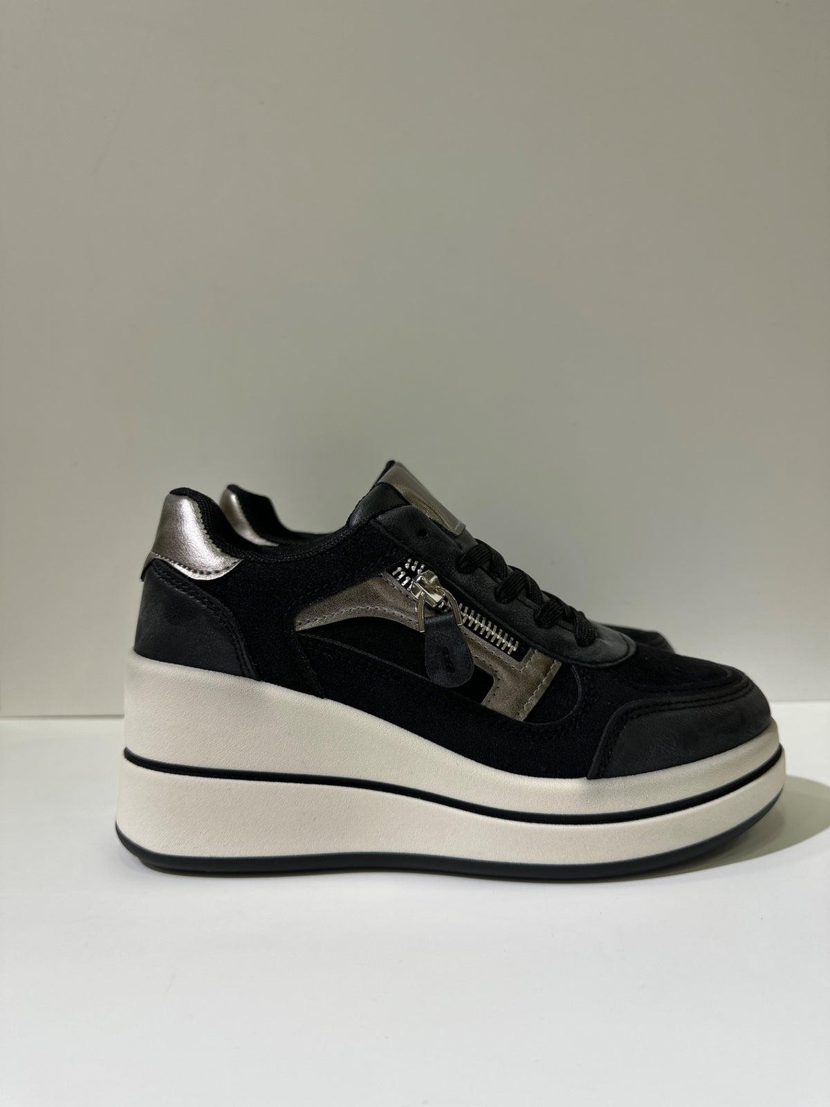 Sneakers ENYA, colore nero, vista laterale: finitura con inserti a contrasto, suola platform.