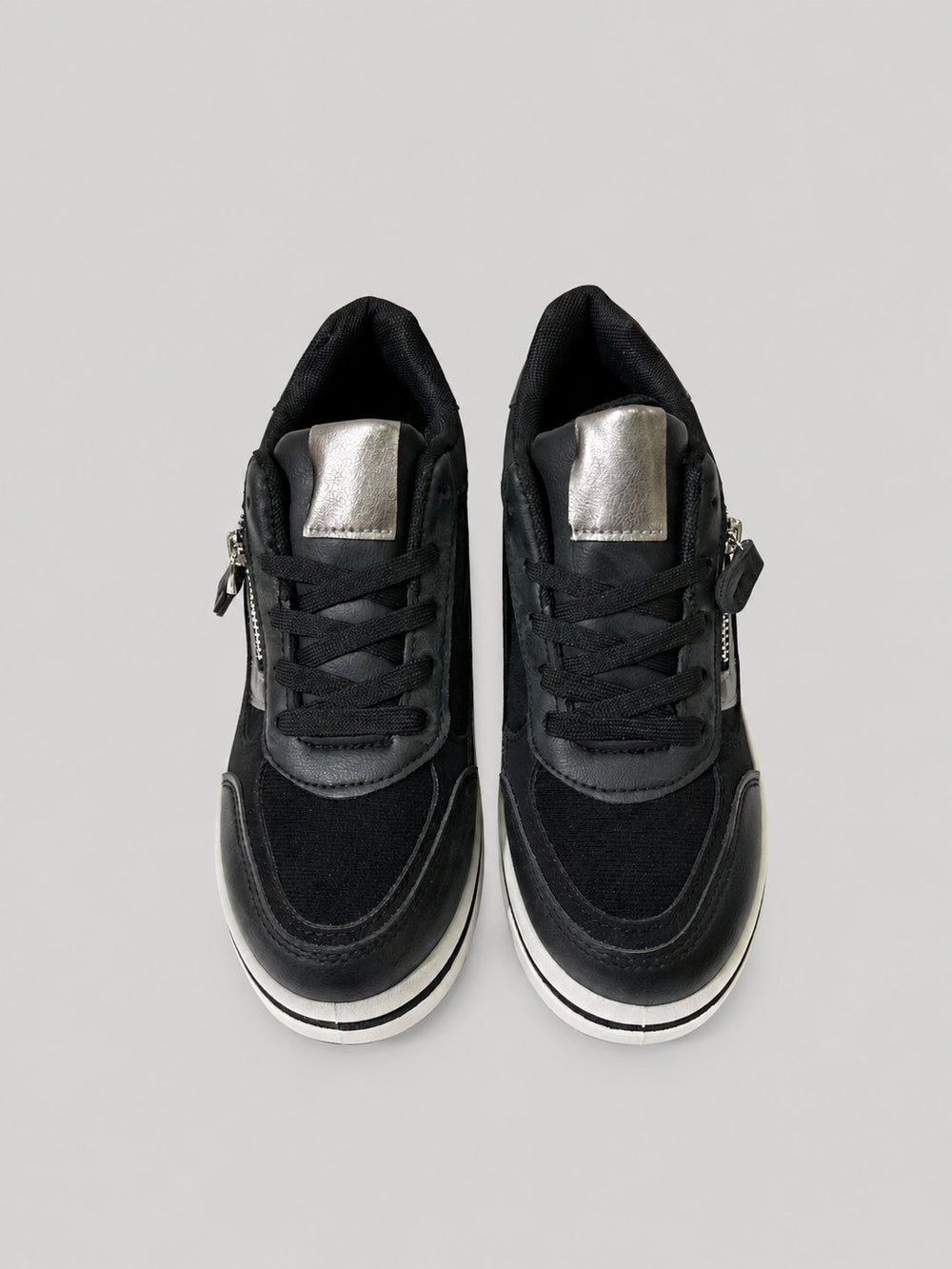 Sneakers ENYA, colore nero, vista frontale dall’alto: punta arrotondata e lacci.
