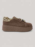 Sneakers NOVA, colore marrone, vista laterale: finitura effetto scamosciato, suola platform.