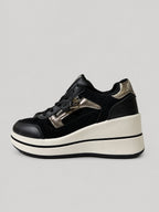 Sneakers ENYA, colore nero, vista del lato opposto: finitura con inserti a contrasto, suola platform.