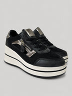 Sneakers ENYA, colore nero, vista di tre quarti: punta arrotondata e finitura con inserti a contrasto.