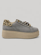 Sneakers NOVA, colore grigio, vista laterale: finitura effetto scamosciato, suola platform.