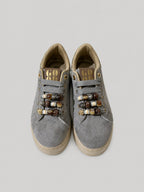 Sneakers NOVA, colore grigio, vista frontale dall’alto: punta arrotondata e lacci.