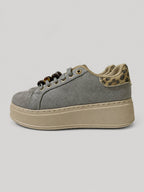 Sneakers NOVA, colore grigio, vista del lato opposto: finitura effetto scamosciato, suola platform.