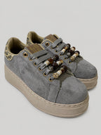 Sneakers NOVA, colore grigio, vista di tre quarti: punta arrotondata e finitura effetto scamosciato.