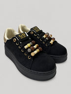 Sneakers NOVA, colore nero, vista di tre quarti: punta arrotondata e finitura effetto scamosciato.