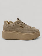Sneakers AILSA, colore sabbia, vista laterale: finitura effetto scamosciato, suola platform.