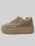 Sneakers AILSA, colore sabbia, vista del lato opposto: finitura effetto scamosciato, suola platform.