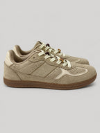 Sneakers ROSA, colore beige, vista laterale: finitura con inserti texturizzati.