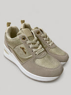 Sneakers ASHA, colore beige, vista di tre quarti: punta arrotondata e finitura con inserti texturizzati.
