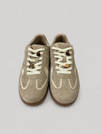 Sneakers ROSA, colore beige, vista frontale dall’alto: punta arrotondata e lacci.