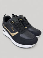 Sneakers ASHA, colore nero, vista di tre quarti: punta arrotondata e finitura con inserti texturizzati.