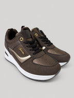 Sneakers ASHA, colore marrone, vista di tre quarti: punta arrotondata e finitura con inserti texturizzati.