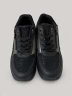 Sneakers NOLA, colore nero, vista frontale dall’alto: punta arrotondata e lacci.