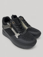 Sneakers NOLA, colore nero, vista di tre quarti: punta arrotondata e finitura con inserti texturizzati.