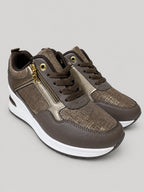 Sneakers NOLA, colore marrone, vista di tre quarti: punta arrotondata e finitura con inserti texturizzati.