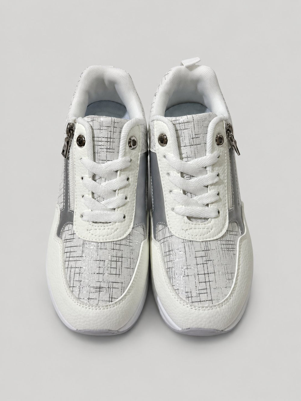 Sneakers NOLA, colore bianco, vista frontale dall’alto: punta arrotondata e lacci.