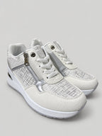 Sneakers NOLA, colore bianco, vista di tre quarti: punta arrotondata e finitura con inserti texturizzati.