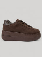 Sneakers DALIA, colore marrone, vista laterale: finitura effetto scamosciato, suola platform.