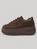 Sneakers DALIA, colore marrone, vista del lato opposto: finitura effetto scamosciato, suola platform.
