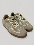 Sneakers ROSA, colore beige, vista di tre quarti: punta arrotondata e finitura con inserti texturizzati.