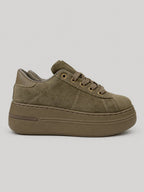 Sneakers DALIA, colore sabbia, vista laterale: finitura effetto scamosciato, suola platform.