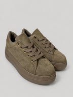 Sneakers DALIA, colore sabbia, vista di tre quarti: punta arrotondata e finitura effetto scamosciato.