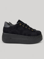 Sneakers DALIA, colore nero, vista laterale: finitura effetto scamosciato, suola platform.