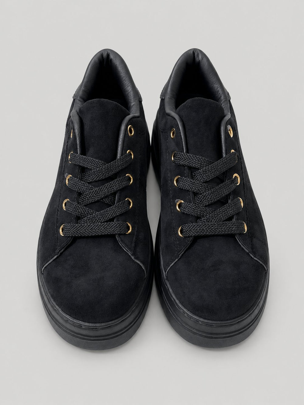 Sneakers DALIA, colore nero, vista frontale dall’alto: punta arrotondata e lacci.
