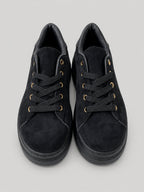 Sneakers DALIA, colore nero, vista frontale dall’alto: punta arrotondata e lacci.