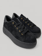 Sneakers DALIA, colore nero, vista di tre quarti: punta arrotondata e finitura effetto scamosciato.