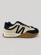 Sneakers JUNE, colore blu, vista laterale: finitura con pannelli a contrasto.