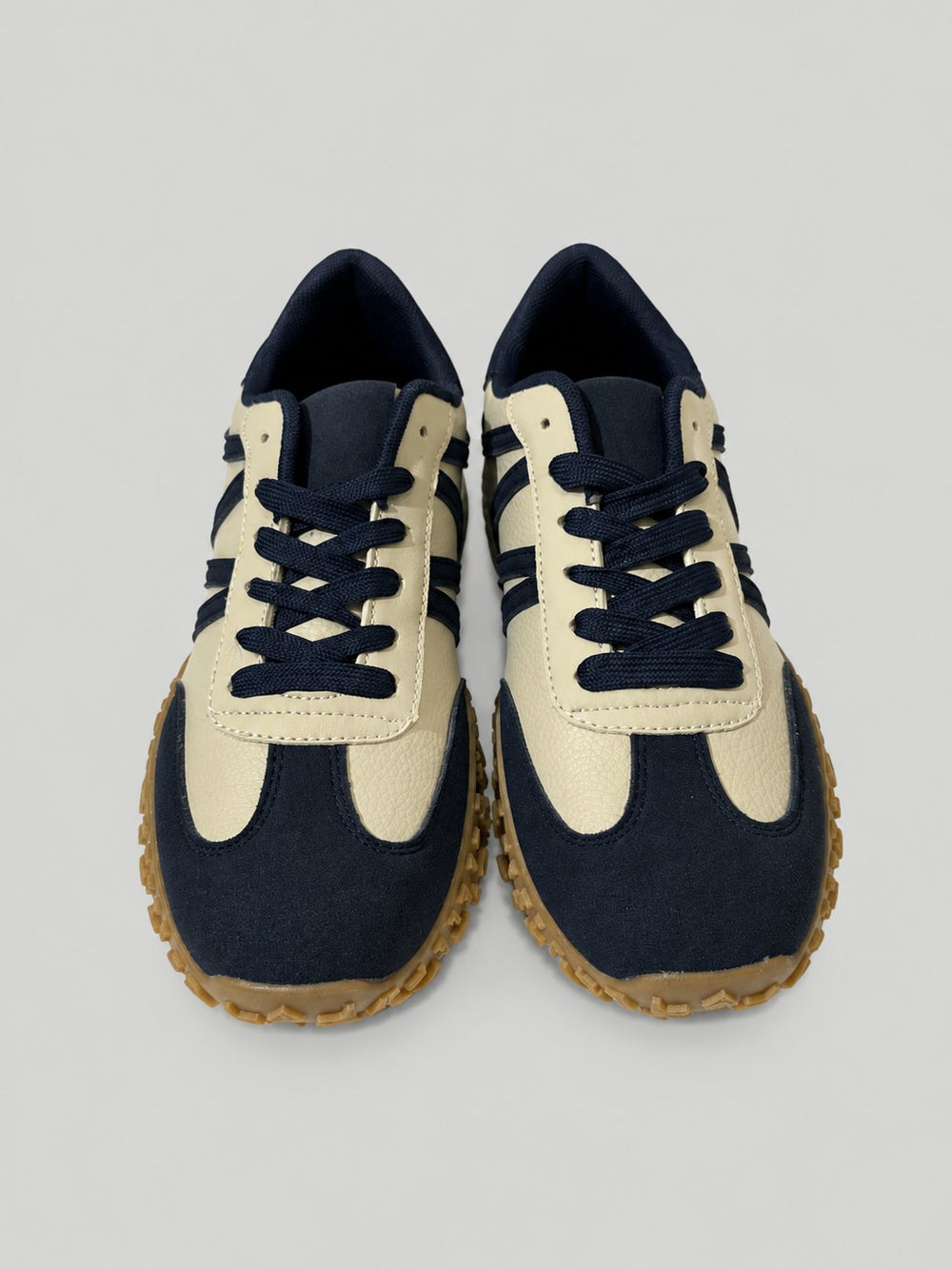 Sneakers JUNE, colore blu, vista frontale dall’alto: punta arrotondata e lacci.