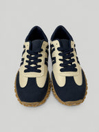 Sneakers JUNE, colore blu, vista frontale dall’alto: punta arrotondata e lacci.
