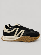 Sneakers JUNE, colore nero, vista laterale: finitura con pannelli a contrasto.
