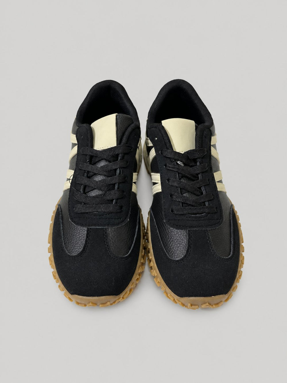 Sneakers JUNE, colore nero, vista frontale dall’alto: punta arrotondata e lacci.