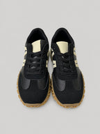 Sneakers JUNE, colore nero, vista frontale dall’alto: punta arrotondata e lacci.