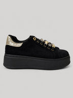 Sneakers TALA, colore nero, vista laterale: finitura effetto scamosciato, suola platform.