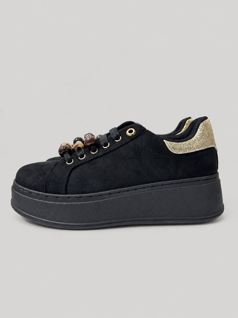 Sneakers TALA, colore nero, vista del lato opposto: finitura effetto scamosciato, suola platform.