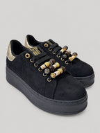 Sneakers TALA, colore nero, vista di tre quarti: punta arrotondata e finitura effetto scamosciato.