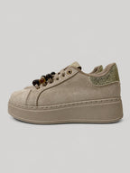 Sneakers TALA, colore sabbia, vista del lato opposto: finitura effetto scamosciato, suola platform.