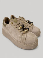 Sneakers TALA, colore sabbia, vista di tre quarti: punta arrotondata e finitura effetto scamosciato.