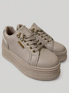 Sneakers YARA, colore cipria, vista di tre quarti: punta arrotondata e finitura liscia.