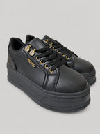 Sneakers YARA, colore nero, vista di tre quarti: punta arrotondata e finitura liscia.