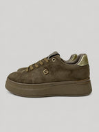 Sneakers ORLA, colore taupe, vista del lato opposto: finitura effetto scamosciato, suola platform.