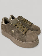 Sneakers ORLA, colore taupe, vista di tre quarti: punta arrotondata e finitura effetto scamosciato.