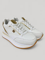 Sneakers ZARA, colore bianco, vista di tre quarti: punta arrotondata e finitura con pannelli a contrasto.