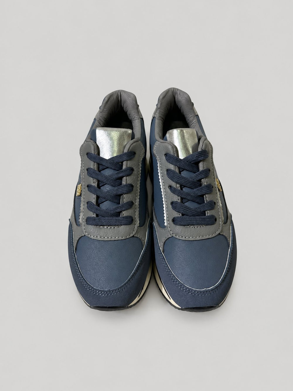 Sneakers ZARA, colore blu, vista frontale dall’alto: punta arrotondata e lacci.