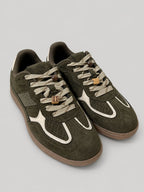 Sneakers ROSA, colore verde, vista di tre quarti: punta arrotondata e finitura con inserti texturizzati.